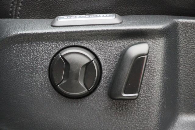 Volkswagen PASSAT Variant 1.6 TDI DSG Highline Business R-Line Panoramadak, Virtual Cockpit, Trekhaak, Camera, Apple Carplay, PDC, 17''