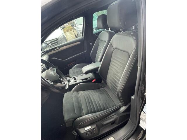 Volkswagen PASSAT 1.5 TSI R-Line Business + Automaat | SEDAN | Clima | Navi | Pano | Half-leder | Trekhaak |