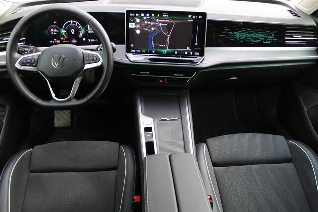 Volkswagen PASSAT Variant 1.5 eHybrid Elegance Business 272 Pk | Incl. 12 maanden Garantie | Stoelmassage | Stoelverwarming/ventilatie | Head-Up Display | Keyless entry/start | 360° Camera | Elektrisch wegklapbare trekhaak | Elektrische kofferbak | Sfeerverlichting | Elekt