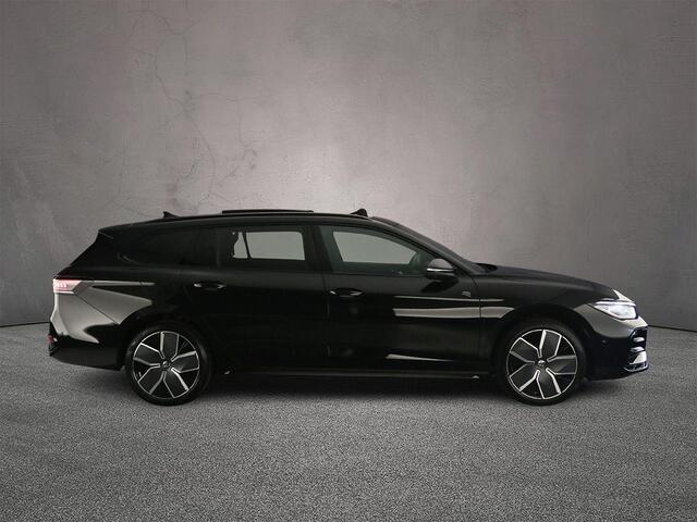 Volkswagen PASSAT Variant R-Line Edition 1.5 TSI eHybrid 204pk DSG Automaat Trekhaak, Black Style, Panoramadak, Adaptive cruise control, Navigatie, Achteruitrijcamera