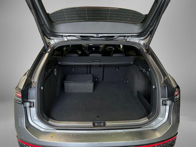 Volkswagen PASSAT Variant 1.5 272pk DSG eHybrid R-Line Edition · Panoramadak · 360 Camera · Wegklapbare Trekhaak · Elek. Voorstoel · Massage· 18'' Inch · Garantie t/m 23-09-2030 of 100.000km