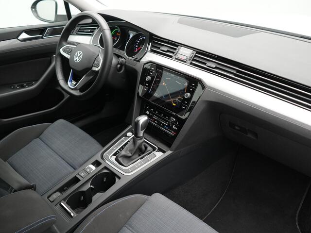Volkswagen PASSAT Variant 1.4 TSI GTE Business PHEV 218pk Dealer O.H. | Adaptive Cruise | Camera | Voorstoelen Verwarmd | Apple Carplay | Navigatie | DAB | Park Assist | Draadloze Telefoonlader | IQ Drive | Plug In Hybrid |