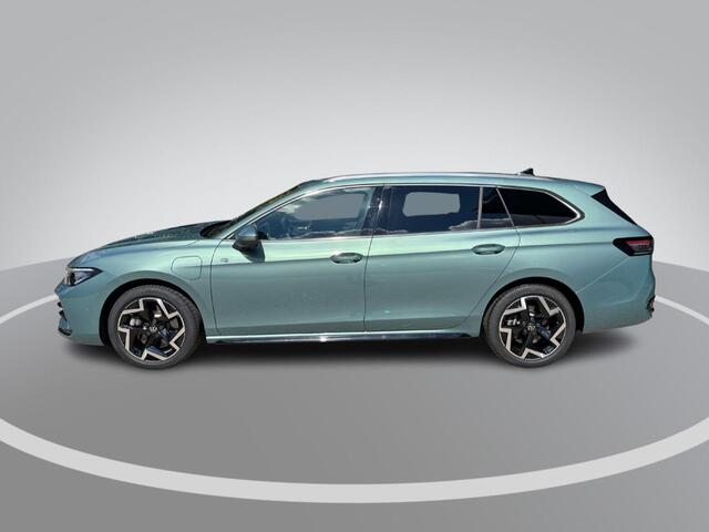 Volkswagen PASSAT Variant 1.5 eHybrid 272pk DSG R-Line Edition · Panoramadak · Inklap. Trekhaak · 360 Camera · Keyless · Matrix LED · Elek. Achterklep · Head-Up Display · Garantie t/m 13-11-2030 of 100.000km