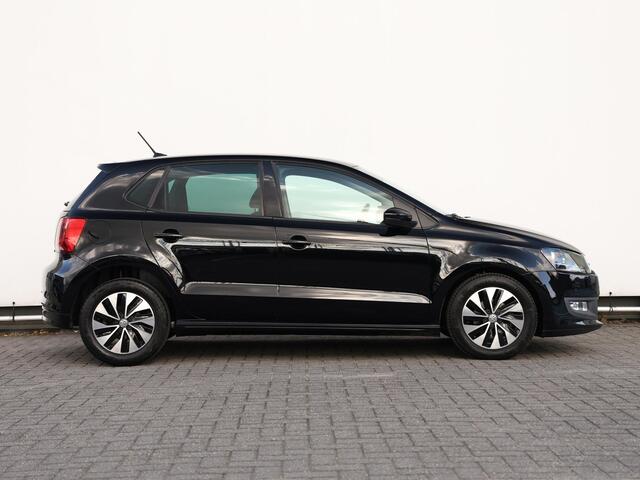 Volkswagen POLO 1.0 BlueMotion Connected Series 95pk | Navigatie | Cruise control | Airco | Parkeersensoren | Alarm | Lichtmetalen velgen | Spraakbediening | Nederlandse auto