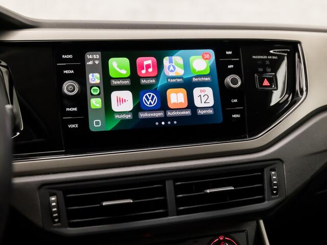 Volkswagen POLO 1.0 TSI Sportline Automaat (APPLE CARPLAY, PARKEERSENSOREN, LM VELGEN, GETINT GLAS, SPORTSTOELEN, ADAPTIVE CRUISE, PARKEERSENSOREN, NIEUWSTAAT)