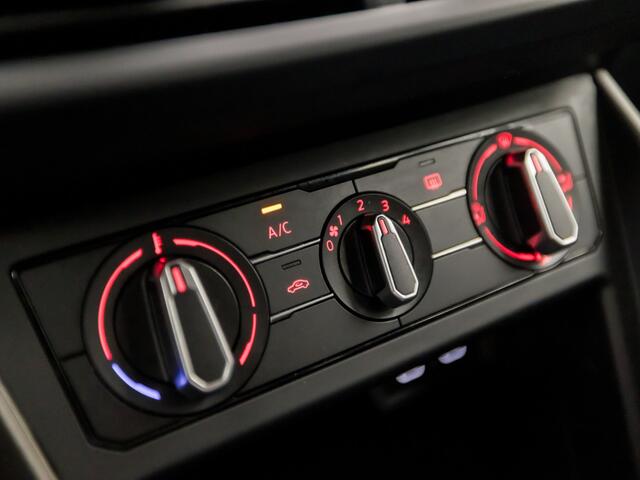 Volkswagen POLO 1.0 TSI Sportline Automaat (APPLE CARPLAY, PARKEERSENSOREN, LM VELGEN, GETINT GLAS, SPORTSTOELEN, ADAPTIVE CRUISE, PARKEERSENSOREN, NIEUWSTAAT)