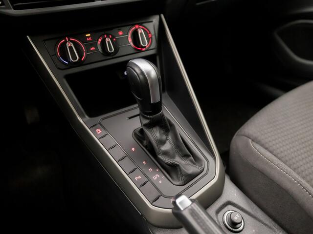 Volkswagen POLO 1.0 TSI Sportline Automaat (APPLE CARPLAY, PARKEERSENSOREN, LM VELGEN, GETINT GLAS, SPORTSTOELEN, ADAPTIVE CRUISE, PARKEERSENSOREN, NIEUWSTAAT)