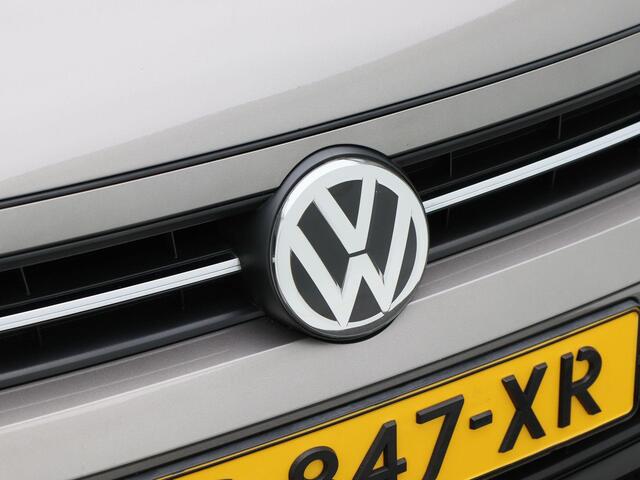 Volkswagen POLO 1.0 TSi R-Line | Full LED | Navigatie | Trekhaak | Privacy Glass | Parkeersensoren | 147.681 Km!!