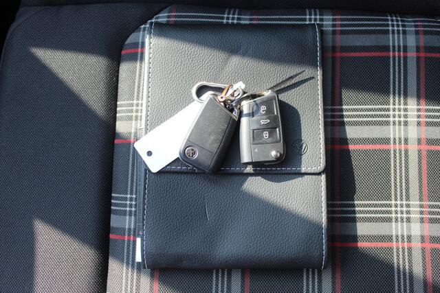 Volkswagen POLO 2.0 TSI GTI Automaat Org. Nederlands/Dealeronderhouden/Panoramadak/Navigatie/Achteruitrijcamera/Virual cockpit/Adaptive cruise control/Climate control/Keyless/Parkeersensoren rondom/DAB/Apple carplay/18'' Lichtmetalen velgen/LED koplampen/Bluetooth.