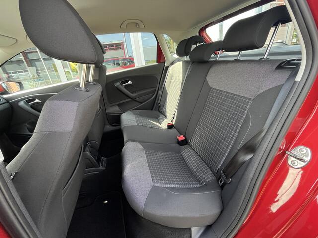 Volkswagen POLO 1.2 TSI Comfortline | Nieuwe 17" hoogglans zwarte velgen met 4-seizoenenbanden | Trekhaak | Apple Carplay / Android Auto | NAP