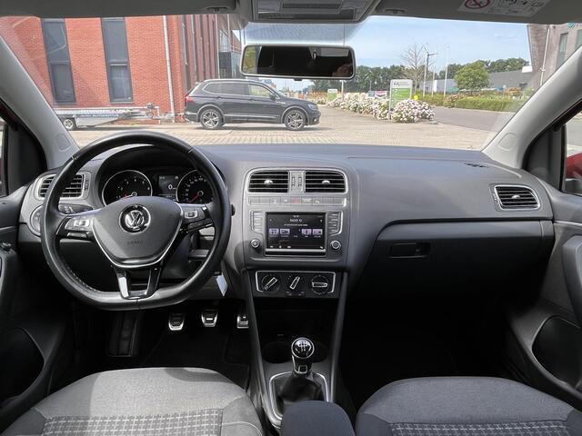 Volkswagen POLO 1.2 TSI Comfortline | Nieuwe 17" hoogglans zwarte velgen met 4-seizoenenbanden | Trekhaak | Apple Carplay / Android Auto | NAP