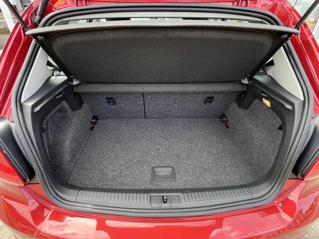 Volkswagen POLO 1.2 TSI Comfortline | Nieuwe 17" hoogglans zwarte velgen met 4-seizoenenbanden | Trekhaak | Apple Carplay / Android Auto | NAP
