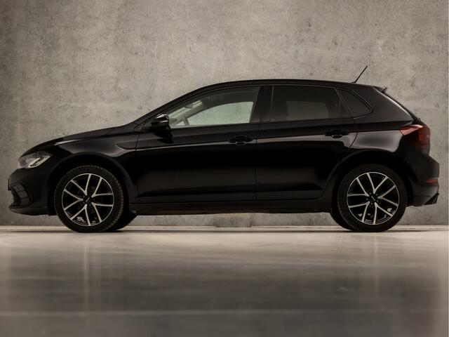 Volkswagen POLO 1.0 TSI Sportline Automaat (VIRTUAL COCKPIT, APPLE CARPLAY, KEYLESS, GROOT NAVI, CLIMATE, SPORTSTOELEN, LM VELGEN, CAMERA, GETINT GLAS, ADAPTIVE CRUISE, NIEUWSTAAT)