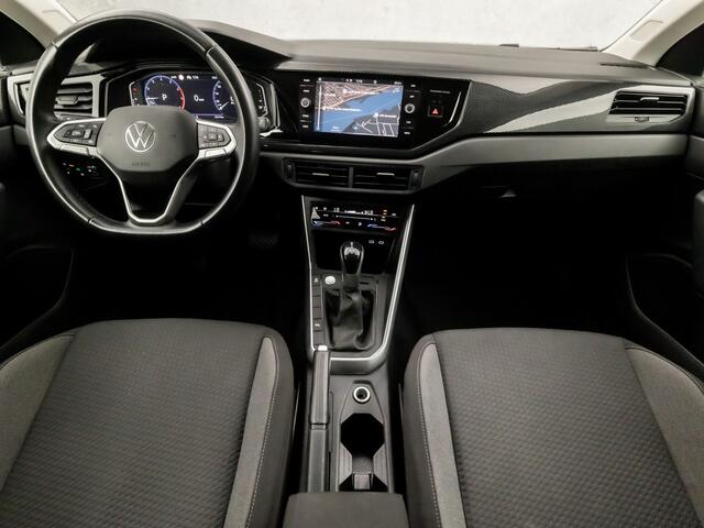Volkswagen POLO 1.0 TSI Sportline Automaat (VIRTUAL COCKPIT, APPLE CARPLAY, KEYLESS, GROOT NAVI, CLIMATE, SPORTSTOELEN, LM VELGEN, CAMERA, GETINT GLAS, ADAPTIVE CRUISE, NIEUWSTAAT)