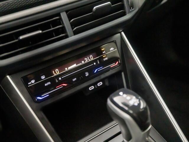 Volkswagen POLO 1.0 TSI Sportline Automaat (VIRTUAL COCKPIT, APPLE CARPLAY, KEYLESS, GROOT NAVI, CLIMATE, SPORTSTOELEN, LM VELGEN, CAMERA, GETINT GLAS, ADAPTIVE CRUISE, NIEUWSTAAT)
