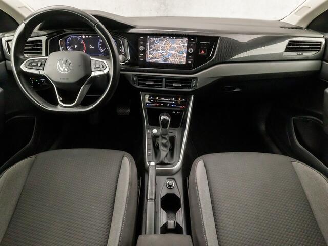 Volkswagen POLO 1.0 TSI Sportline Automaat (VIRTUAL COCKPIT, APPLE CARPLAY, KEYLESS, GROOT NAVI, CLIMATE, SPORTSTOELEN, LM VELGEN, CAMERA, GETINT GLAS, ADAPTIVE CRUISE, NIEUWSTAAT)