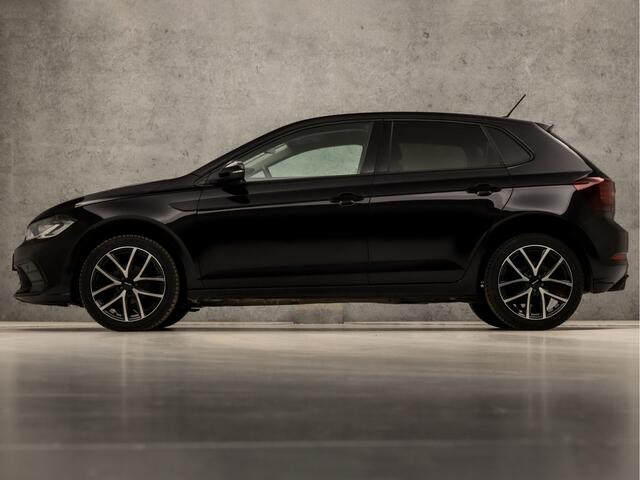 Volkswagen POLO 1.0 TSI Sportline Automaat (VIRTUAL COCKPIT, APPLE CARPLAY, KEYLESS, GROOT NAVI, CLIMATE, SPORTSTOELEN, LM VELGEN, CAMERA, GETINT GLAS, ADAPTIVE CRUISE, NIEUWSTAAT)