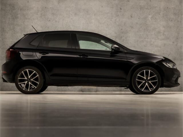 Volkswagen POLO 1.0 TSI Sportline Automaat (VIRTUAL COCKPIT, APPLE CARPLAY, KEYLESS, GROOT NAVI, CLIMATE, SPORTSTOELEN, LM VELGEN, CAMERA, GETINT GLAS, ADAPTIVE CRUISE, NIEUWSTAAT)