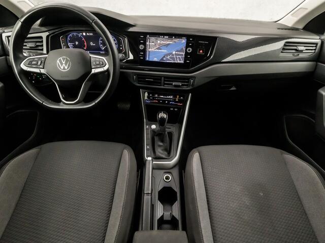 Volkswagen POLO 1.0 TSI Sportline Automaat (VIRTUAL COCKPIT, APPLE CARPLAY, KEYLESS, GROOT NAVI, CLIMATE, SPORTSTOELEN, LM VELGEN, CAMERA, GETINT GLAS, ADAPTIVE CRUISE, NIEUWSTAAT)