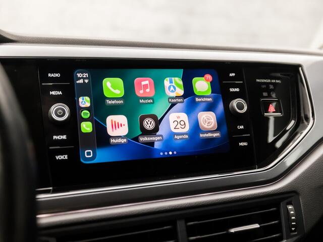 Volkswagen POLO 1.0 TSI Highline Sport Automaat (APPLE CARPLAY, GROOT NAVI, CLIMATE, STOELVERWARMING, SPORTSTOELEN, GETINT GLAS, LM VELGEN, ADAPTIVE CRUISE, NIEUWSTAAT)