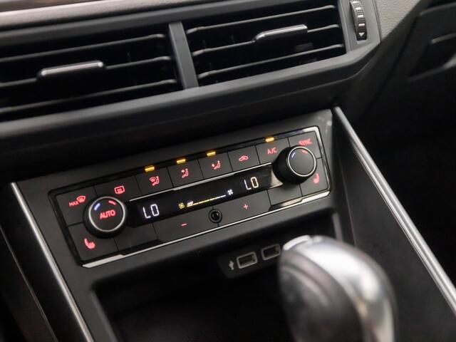 Volkswagen POLO 1.0 TSI Highline Sport Automaat (APPLE CARPLAY, GROOT NAVI, CLIMATE, STOELVERWARMING, SPORTSTOELEN, GETINT GLAS, LM VELGEN, ADAPTIVE CRUISE, NIEUWSTAAT)