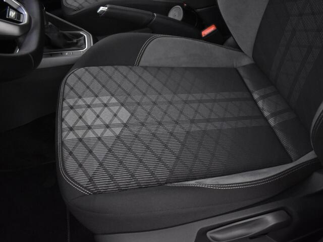 Volkswagen POLO 1.0 Tsi 95pk DSG R-Line Apple/Android Car Play · P-Sensoren · Navigatie · Stoelverwarming · 17''Inch· Garantie t/m 21-06-2026