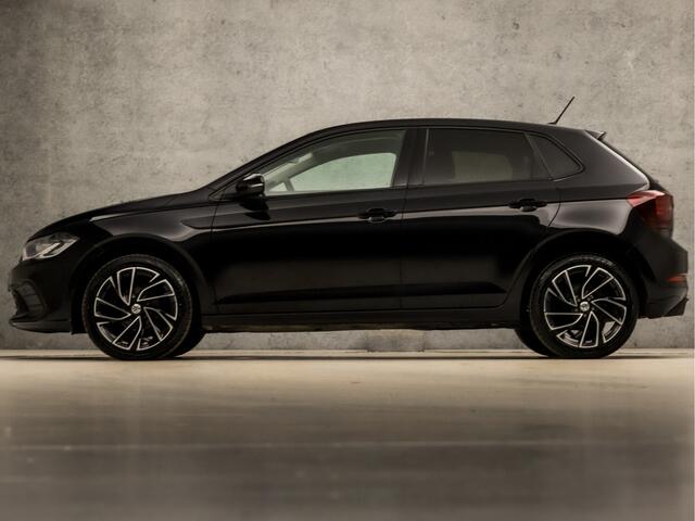 Volkswagen POLO 1.0 TSI Sportline Automaat (VIRTUAL COCKPIT, APPLE CARPLAY, GROOT NAVI, KEYLESS, CLIMATE, CAMERA, LM VELGEN, SPORTSTOELEN, GETINT GLAS, NIEUWSTAAT)