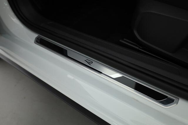 Volkswagen POLO 1.0 TSI R-Line DSG | Adapt. Cruise | Apple CarPlay & Android Auto | Trekhaak | Navi | 17"