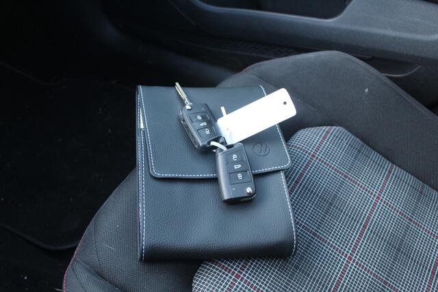 Volkswagen POLO 2.0 TSI GTI Automaat / Panoramadak / Navigatie / Digital dashboard / Achteruitrijcamera / Climate control / Lage kilometerstand / Parkeersensoren / Keyless / Buitenspiegels verwarmd / Dode hoek sensor / 18" licht metalen velgen