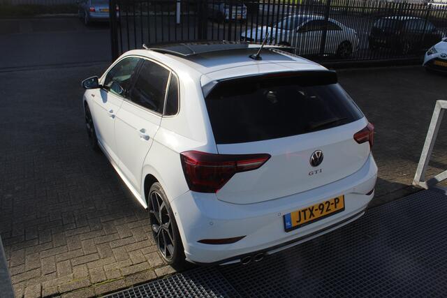 Volkswagen POLO 2.0 TSI GTI Automaat / Panoramadak / Navigatie / Digital dashboard / Achteruitrijcamera / Climate control / Lage kilometerstand / Parkeersensoren / Keyless / Buitenspiegels verwarmd / Dode hoek sensor / 18" licht metalen velgen
