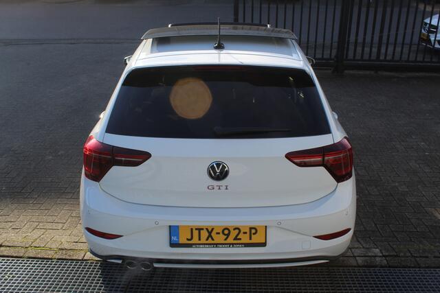 Volkswagen POLO 2.0 TSI GTI Automaat / Panoramadak / Navigatie / Digital dashboard / Achteruitrijcamera / Climate control / Lage kilometerstand / Parkeersensoren / Keyless / Buitenspiegels verwarmd / Dode hoek sensor / 18" licht metalen velgen
