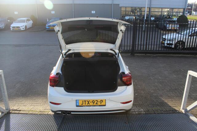 Volkswagen POLO 2.0 TSI GTI Automaat / Panoramadak / Navigatie / Digital dashboard / Achteruitrijcamera / Climate control / Lage kilometerstand / Parkeersensoren / Keyless / Buitenspiegels verwarmd / Dode hoek sensor / 18" licht metalen velgen