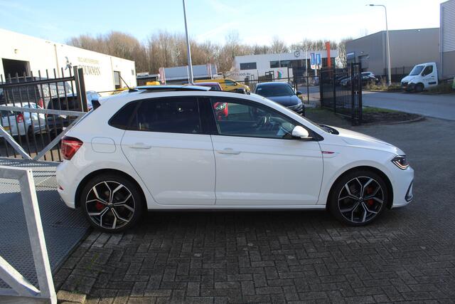 Volkswagen POLO 2.0 TSI GTI Automaat / Panoramadak / Navigatie / Digital dashboard / Achteruitrijcamera / Climate control / Lage kilometerstand / Parkeersensoren / Keyless / Buitenspiegels verwarmd / Dode hoek sensor / 18" licht metalen velgen