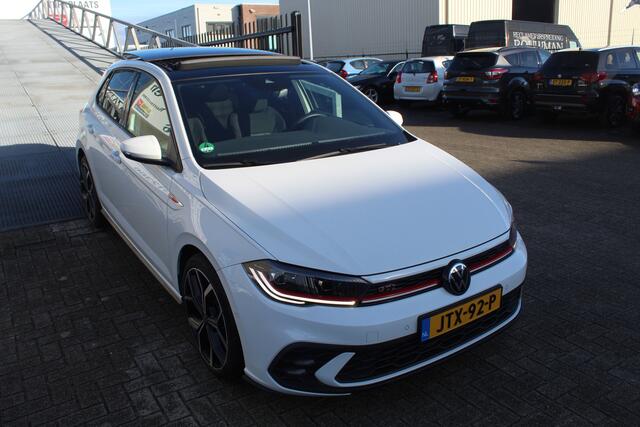 Volkswagen POLO 2.0 TSI GTI Automaat / Panoramadak / Navigatie / Digital dashboard / Achteruitrijcamera / Climate control / Lage kilometerstand / Parkeersensoren / Keyless / Buitenspiegels verwarmd / Dode hoek sensor / 18" licht metalen velgen