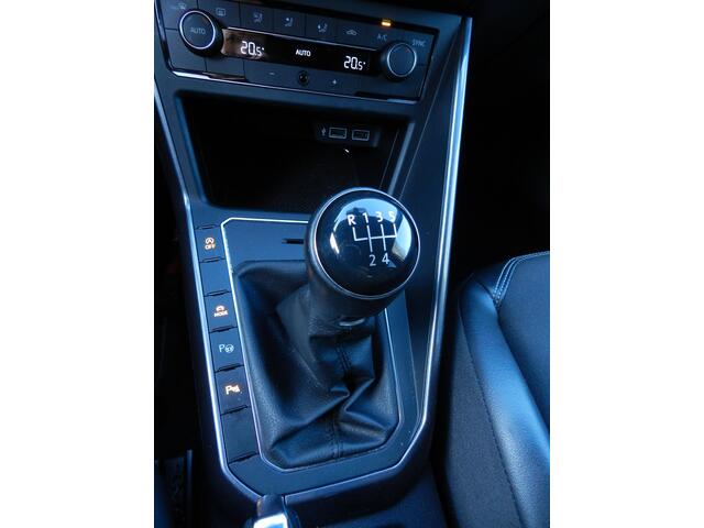 Volkswagen POLO 1.0 TSI Highline - R-Line - Apple CarPlay - Digital Cockpit - Weinig KM's - 100% Onderhouden - Carbon Exclusive