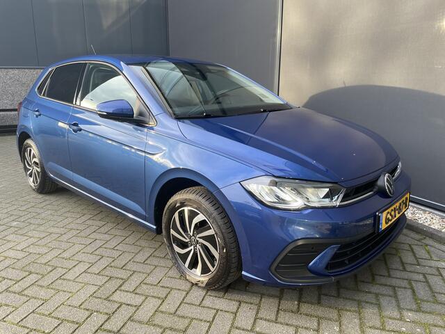 Volkswagen POLO 1.0 TSI Life Edition Achteruitrijcamera - Cruise control - Airco - Apple carplay - Navigatiesysteem - Parkeersensoren voor en achter - Licht metalen velgen 15 inch - Radio - Stuur multifunctioneel - Extra getint glas achter - Elektrische ramen voor en ach