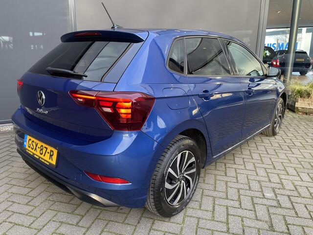 Volkswagen POLO 1.0 TSI Life Edition Achteruitrijcamera - Cruise control - Airco - Apple carplay - Navigatiesysteem - Parkeersensoren voor en achter - Licht metalen velgen 15 inch - Radio - Stuur multifunctioneel - Extra getint glas achter - Elektrische ramen voor en ach