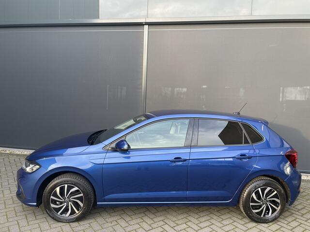 Volkswagen POLO 1.0 TSI Life Edition Achteruitrijcamera - Cruise control - Airco - Apple carplay - Navigatiesysteem - Parkeersensoren voor en achter - Licht metalen velgen 15 inch - Radio - Stuur multifunctioneel - Extra getint glas achter - Elektrische ramen voor en ach