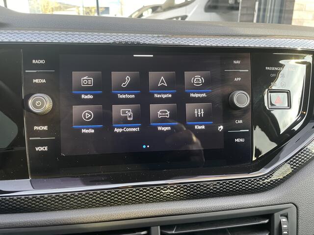 Volkswagen POLO 1.0 TSI Life Edition Achteruitrijcamera - Cruise control - Airco - Apple carplay - Navigatiesysteem - Parkeersensoren voor en achter - Licht metalen velgen 15 inch - Radio - Stuur multifunctioneel - Extra getint glas achter - Elektrische ramen voor en ach