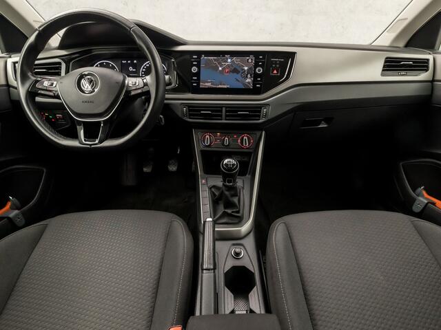 Volkswagen POLO 1.0 TSI Sportline (APPLE CARPLAY, GROOT NAVI, ADAPTIVE CRUISE, SPORTSTOELEN, LM VELGEN, ARMSTEUN, NIEUWE APK, NIEUWSTAAT)