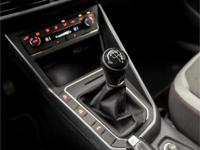 Volkswagen POLO 1.0 TSI Sportline (APPLE CARPLAY, CLIMATE, PARKEERSENSOREN, SPORTSTOELEN, GETINT GLAS, LM VELGEN, ADAPTIVE CRUISE, TREKHAAK, NIEUWSTAAT)