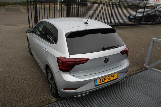 Volkswagen POLO 1.0 TSI R-Line Automaat/Navigatie/Virtual cockpit/Adaptive cruise control/Achteruitrijcamera/Parkeersensoren rondom/Apple carplay/Stoelverwarming/LED grill/IQ.light/Climate control/Draadloze telefoonlader/DAB/17''Lichtmetalen velgen.