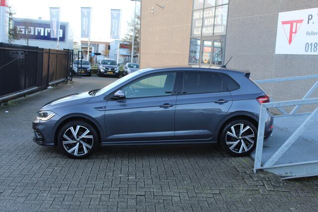 Volkswagen POLO 1.0 TSI R-Line Automaat/Navigatie/Virtual cockpit/Adaptive cruise control/Spraakbediening/Achteruitrijcamera/Parkeersensoren rondom/Apple carplay/Stoelverwarming/LED grill/IQ.light/Climate control/Draadloze telefoonlader/DAB/17''Lichtmetalen velgen.