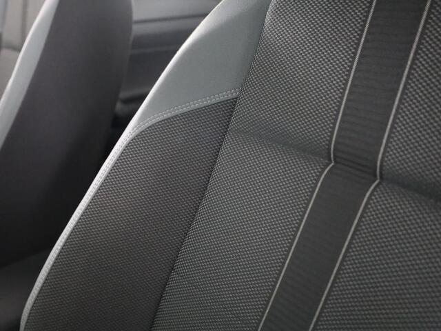 Volkswagen POLO 1.0 TSI Highline 95 PK | Navigatie | Parkeersensoren | Extra getint glas | ECC airco