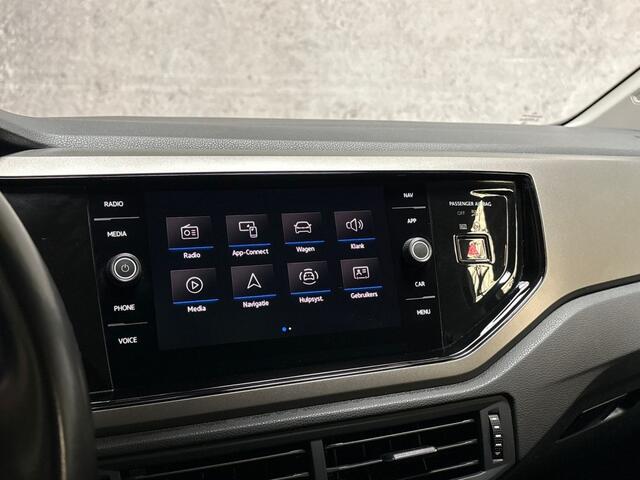 Volkswagen POLO 1.0 TSI Sportline Automaat (APPLE CARPLAY, GROOT NAVI, CLIMATE, CAMERA, STOELVERWARMING, SPORTSTOELEN, LM VELGEN, PARKEERSENSOREN, ADAPTIVE CRUISE, NIEUWSTAAT)
