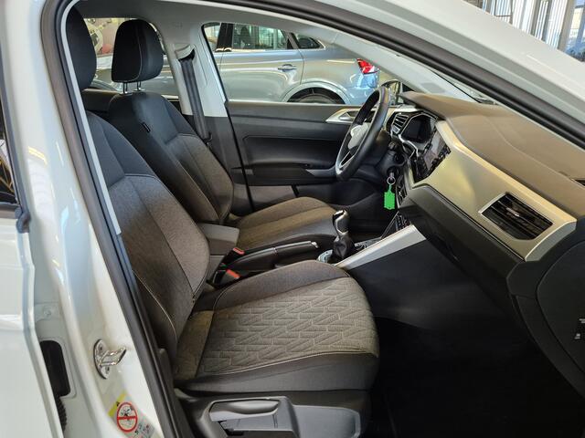 Volkswagen POLO 1.0 MPI -80pk- Move | 17" Bergamo Velgen | LED | Climate Control | Stoelverwarming | Parkeersensoren | Rijklaarprijs incl. 1 jaar Bovag garantie