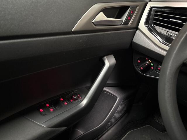 Volkswagen POLO 1.0 TSI Sportline Automaat (APPLE CARPLAY, GROOT NAVI, ADAPTIVE CRUISE, LM VELGEN, SPORTSTOELEN, PARKEERSENSOREN, ARMSTEUN, NIEUWSTAAT)