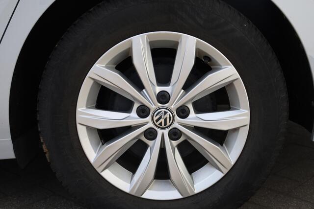 Volkswagen POLO 1.0 TSI Highline Business R Achteruitrijcamera (rear view), parkeersensoren voor en achter (pdc), active info display, DAB+, Apple Carplay & Android Auto, multifunctioneel lederen stuurwiel, executive pakket, navigatie, elektrisch verstel-, verwarm- en i