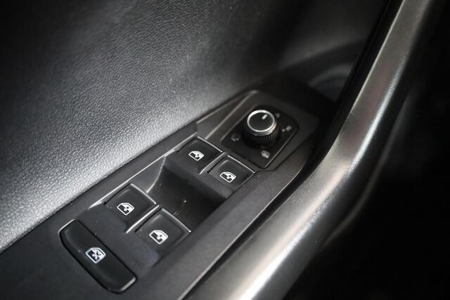 Volkswagen POLO 1.0 TSI Highline Business R Achteruitrijcamera (rear view), parkeersensoren voor en achter (pdc), active info display, DAB+, Apple Carplay & Android Auto, multifunctioneel lederen stuurwiel, executive pakket, navigatie, elektrisch verstel-, verwarm- en i