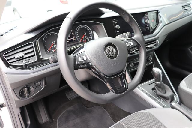Volkswagen POLO 1.0 TSI Highline automaat. Trekhaak, navigatie.